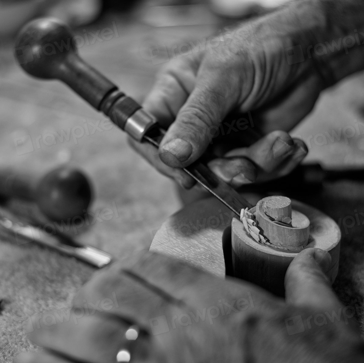 道具を握る職人の手 — 最も難しい基盤は、すでにその手の中にある