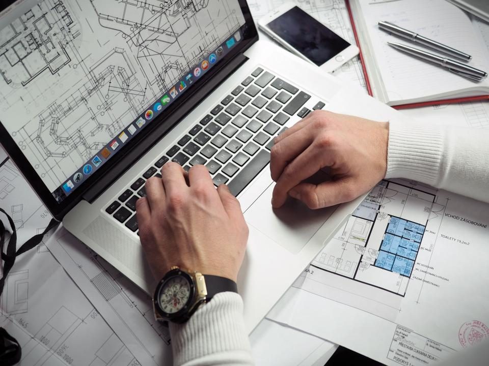 翻訳会社のある作業台 — かつて五人が座った列に今は一人が座り、流れ全体を自分の手で握る