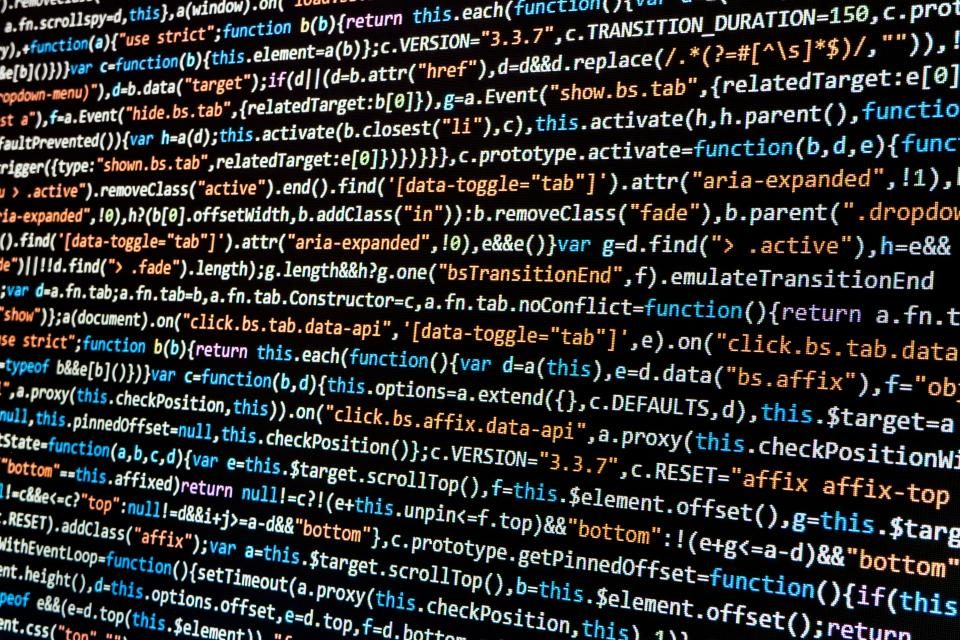 画面の上のソースコード — コンパイルはこれらの決定を一つの塊に凍らせて入れる